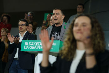Alegría en el recuento de EH Bildu, con Pello Otxandiano y Arnaldo Otegi como protagonistas.