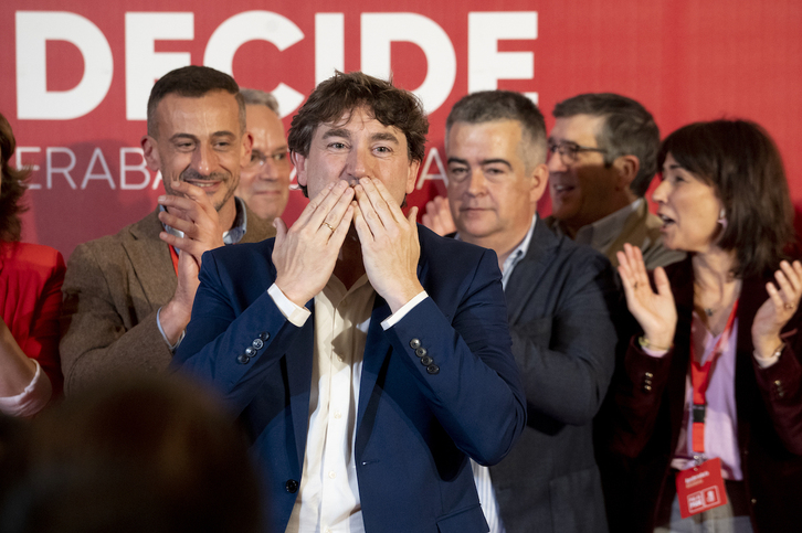 Eneko Andueza reparte besos en la valoración de resultados.