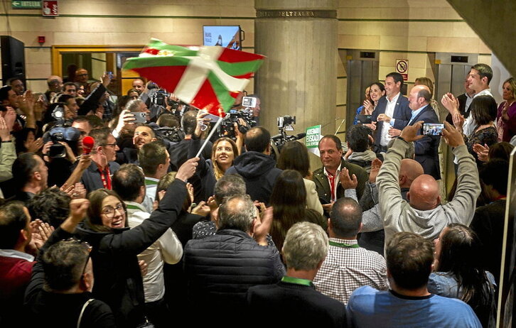 El PNV, como tiene por costumbre, celebró la noche electoral en Sabin Etxea.