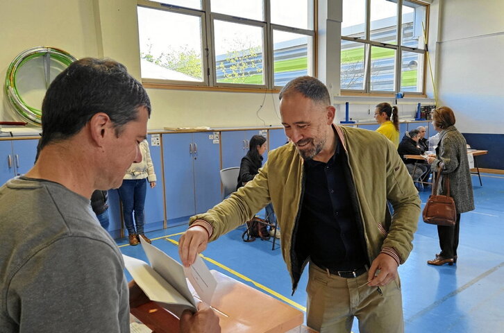 Denis Itxaso, PSEren Gipuzkoako zerrendaburua, botoa ematen.