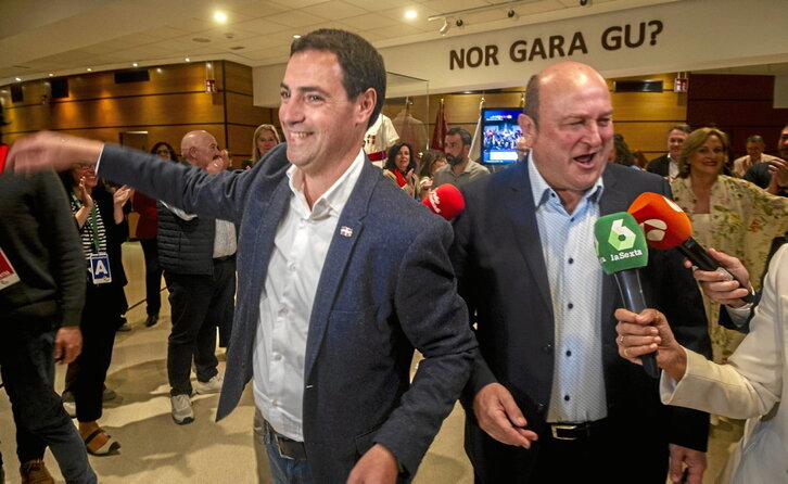 Imanol Pradales y Andoni Ortuzar celebran los resultados en Sabin Etxea.