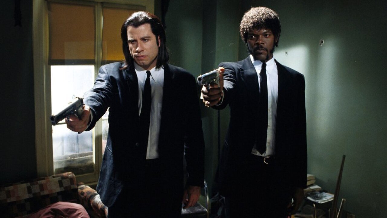 John Travolta y Samuel L. Jackson con sus ic&oacute;nicos trajes negros. MIRAMAX