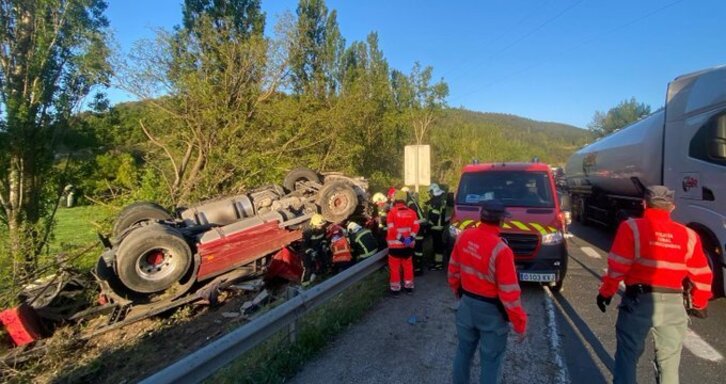 El camión se ha salido de la vía tras la colisión en Arre. Su conductor ha fallecido.