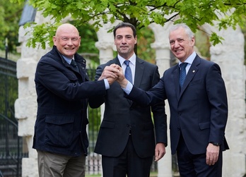 Pradales, entre Ibarretxe y Urkullu en un posado de campaña en Gernika.