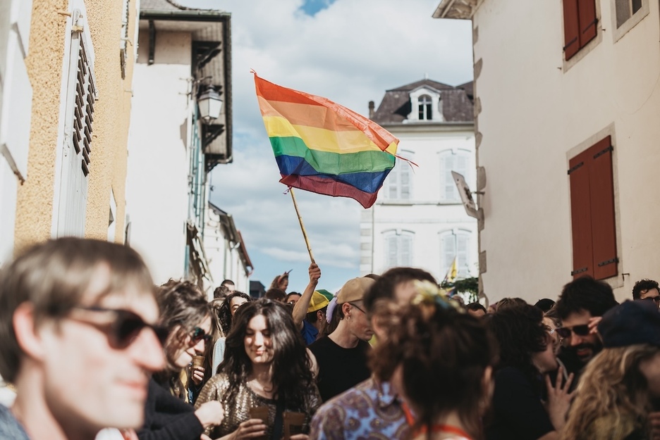 Une marche des fiertés s'est lancée à 16h30 dans les rues de Tardets.