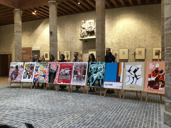 El jurado posa con los diez carteles seleccionados.