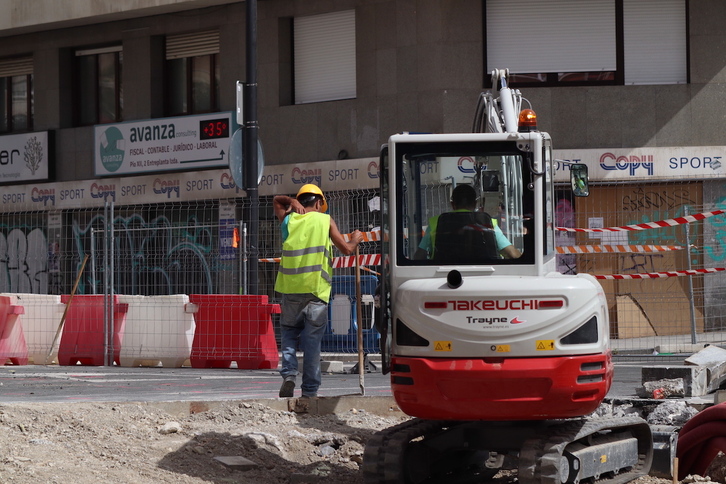 Un trabajador en Gasteiz, en plena ola de calor.