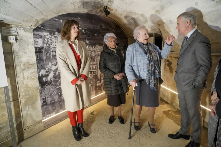 Supervivientes del bombardeo conversan con Urkullu en la instalación de Astra.