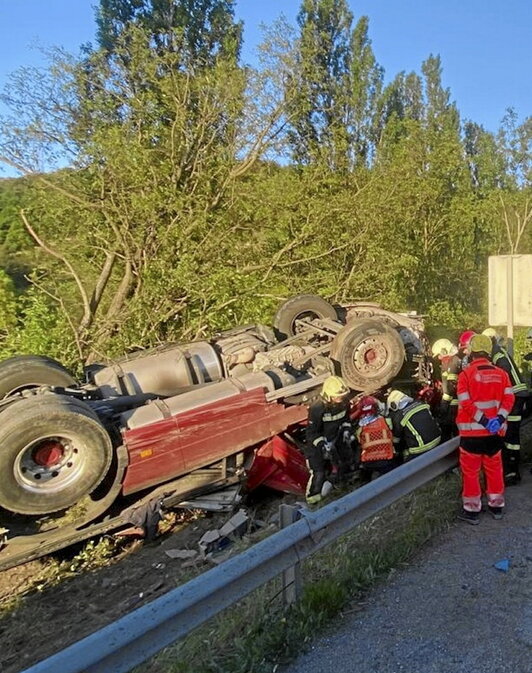 El camión se salió de la vía tras la colisión en Arre.