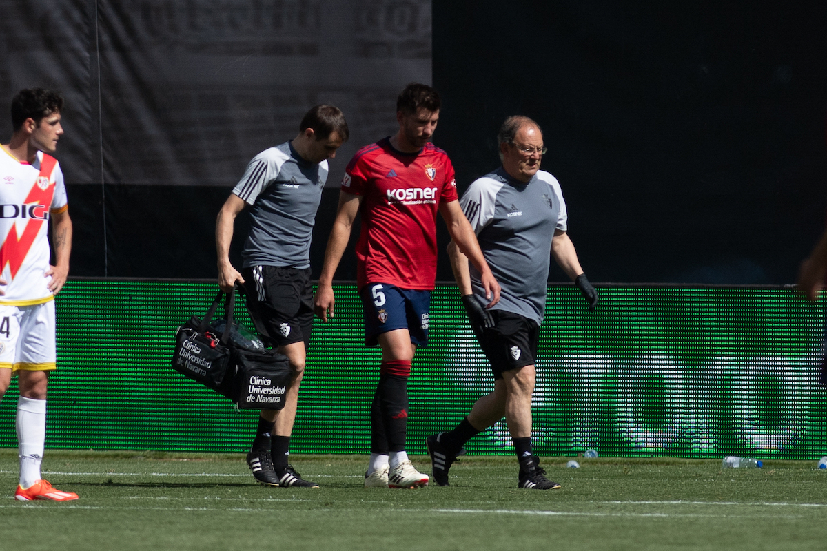 Momento en el que David García se retira lesionado de Vallecas. (AGENCIA LOF)