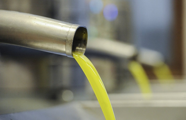 Los productores de aceite de oliva virgen extra están cobrando menos a pesar de que el precio ha subido en las grandes superficies.