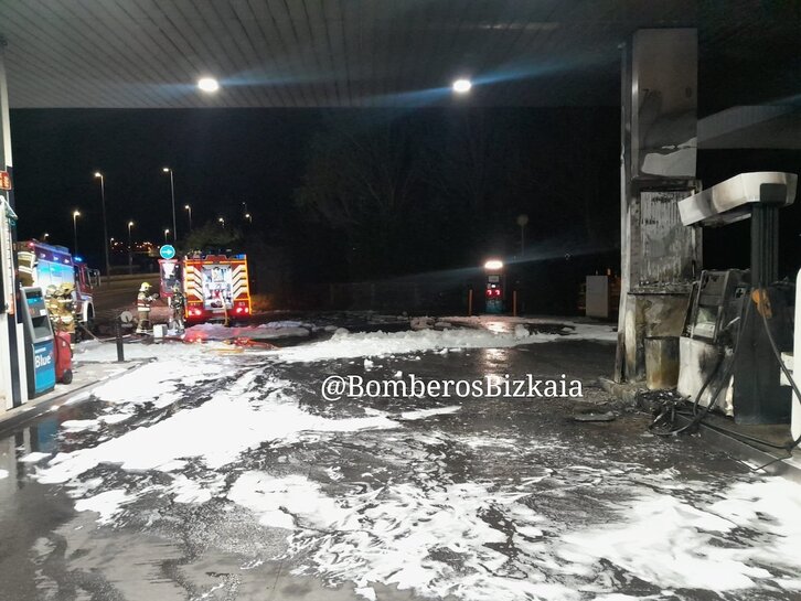 Estado en el que ha quedado la estación de servicio incendiada en Leioa.