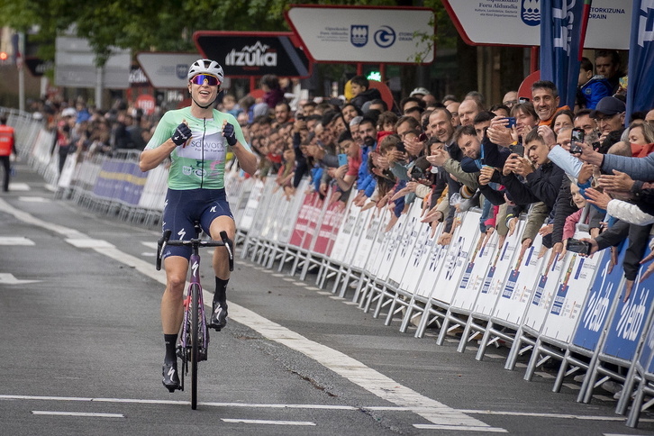 Marlen Reusser (SD Worx), iazko Itzulian, garaipena ospatzen.