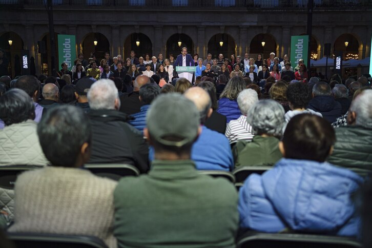 Seguidores y seguidoras de EH Bildu asisten al acto de cierre de campaña en Bilbo.