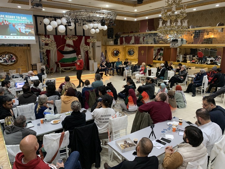 Integrantes de la Flotilla de la Libertad se instruyen en un curso de resistencia no violenta para prepararse ante un posible abordaje de la Marina de Israel.