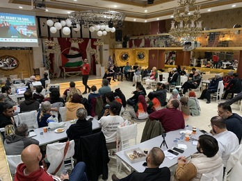 Integrantes de la Flotilla de la Libertad se instruyen en un curso de resistencia no violenta para prepararse ante un posible abordaje de la Marina de Israel.