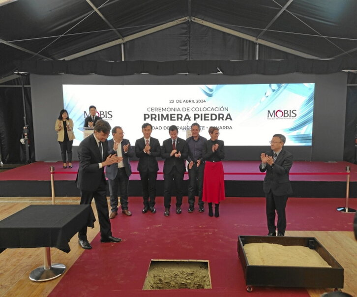 Colocación de la primera piedra de la planta.