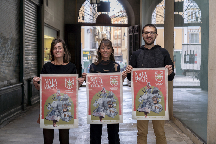 Basaizeako kideak Nafarroaren Eguna aurkezten, apirilaren hasieran Iruñean. Eskuinean, Xalbat Alzugaray.