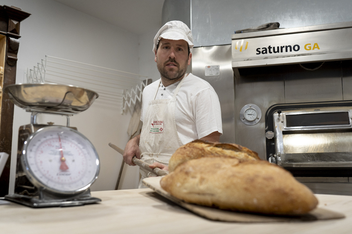 Aitzol Iturbe eta erak egindako ogia, labetik atera berri.
