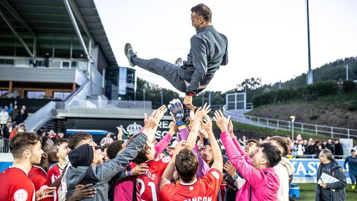 Gurpegui celebra con sus jugadores el ascenso y el título de liga.