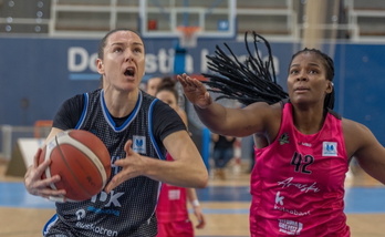 María España, en un reciente derbi frente a Kutxabank Araski.