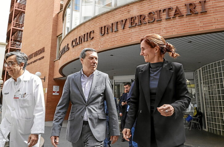 La ministra española de Sanidad, Mónica García, en una visita al Hospital Clinic de València.