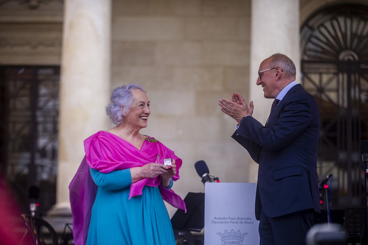 La actriz Teresa Ibánez Axpe, junto al diputado general de Araba, Ramiro González.