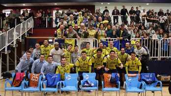 Bidasoako jokalariak Ermura joandako zaleekin garaipena ospatzen.