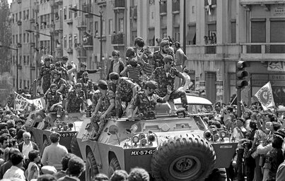 Lisboa, 1 de mayo de 1975, la multitud aclama a los soldados que desfilan en blindados, un año después del golpe que derrocó al fascismo.