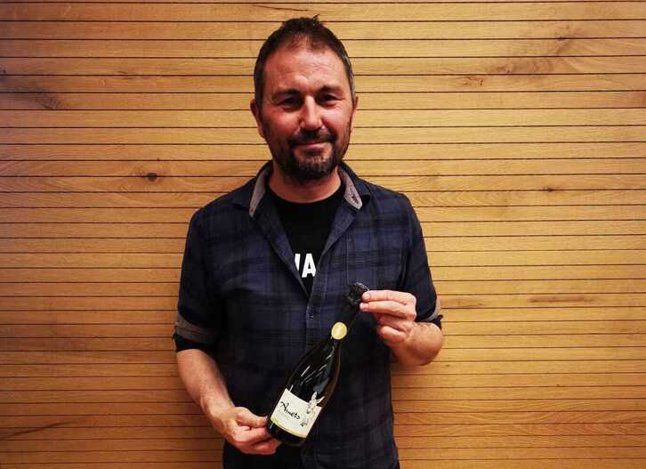 Bruseghin, con el Prosecco «vasco» que produce en su finca.