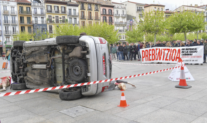 Con un coche volcado en pleno centro de Iruñea ha evidenciado la intersindical el elevado número de accidente laborales en las carreteras.