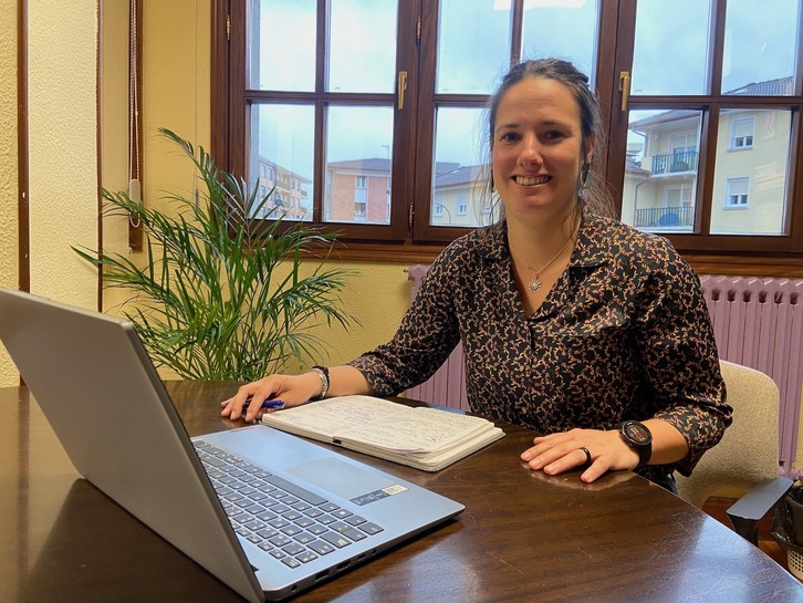 Irudian, Eneritz Azpitarte Zaldibarko alkatea.