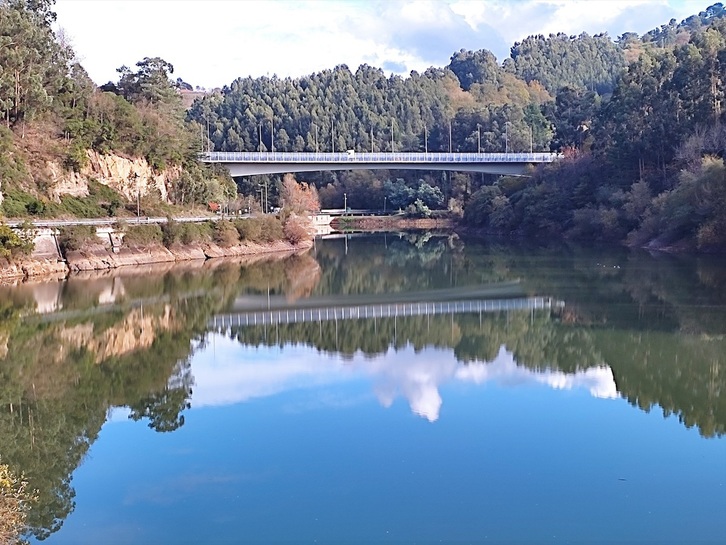 Viaducto de la Supersur sobre el embalse de Gorostiza, donde se quiere construir otro para la Variante Sur Ferroviaria.