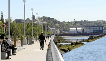 Lamiako auzotik Altzagara (atzean) doan bidegorriak hiru metroko pasealekua du oinezkoentzat, eta lau metroko bizikleta bide bat.