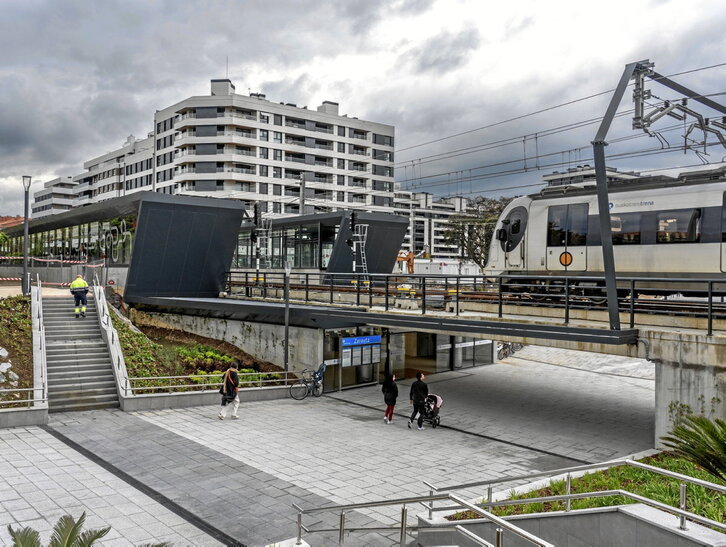 Trenbidearen azpiko igarobidea ez dago lur azpiko pasabide bezala pentsatuta, trenbidearen bi aldeetako plaza jarraitua bezala baizik.