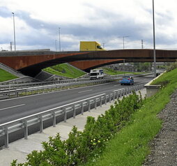 La rotonda elevada sobre la N-I está compuesta por dos puentes de acero Corten de 45 metros.