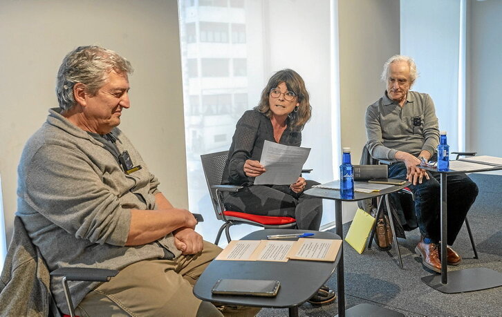Julen Zabalo, Ainhoa Larrañaga eta Joxe Manuel Odriozola, Elgoibarren antolatu zuten eztabaida-saioan.
