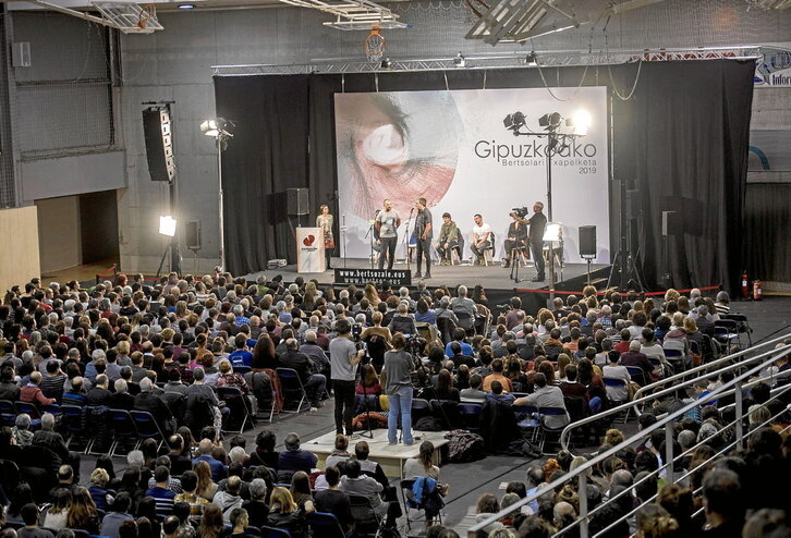 Irudian, 2019ko Gipuzkoako Bertsolari Txapelketan Tolosan izandako saio jendetsua.