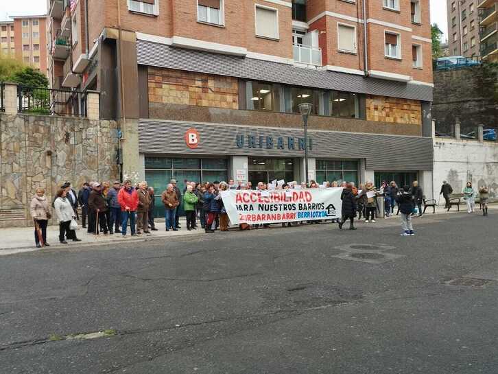 Concentración en la plaza Iturriondo, en Zurbaranbarri.
