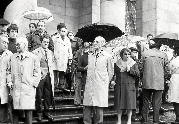 El lehendakari Leizaola, en la Casa de Juntas de Gernika durante su visita clandestina de abril de 1974.