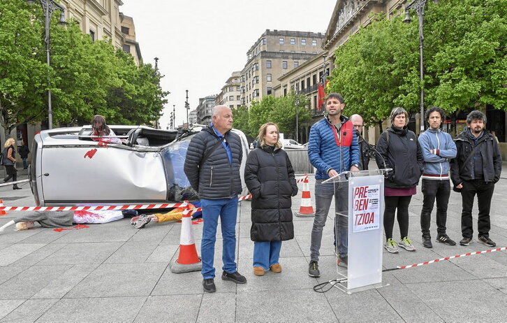 Con un coche volcado en el centro de Iruñe se evidenció el elevado número de accidentes laborales en las carreteras.