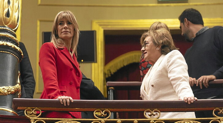 En la página anterior, la mujer de Pedro Sánchez, Begoña Gómez, acusada por una asociación ultraderechista. Sobre estas líneas, el comisario Villarejo y el juez García Castellón.