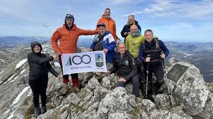 Mendizaleak Aketegi tontorrean, Euskal Mendizale Federazioaren aurreko ekimen batean.