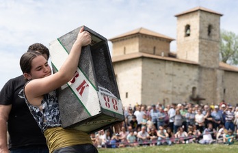 Herri kirolek ez dute hutsik egingo igandean Armentiako zelaietan.