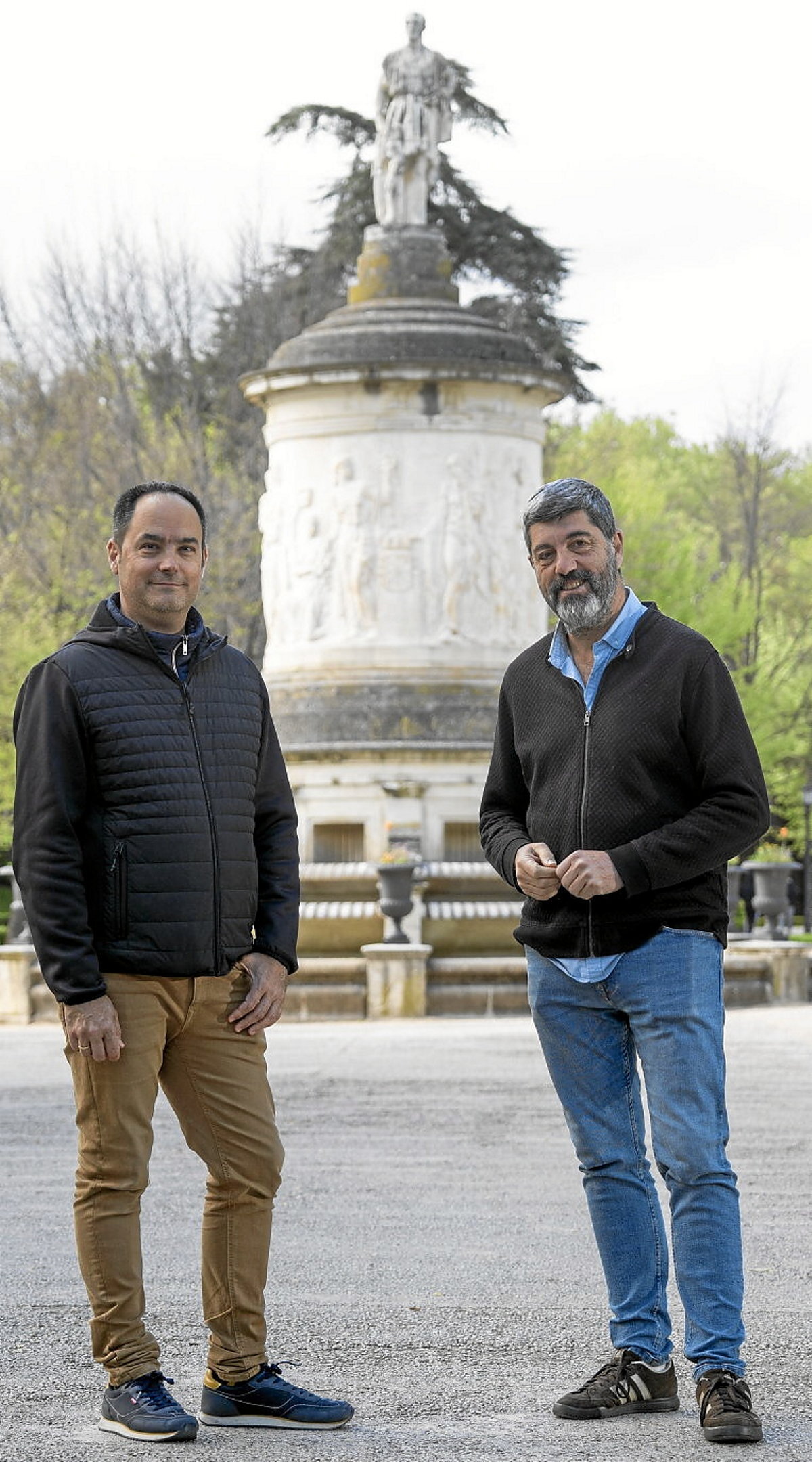 Fernando Uhalde eta Iñaki Ayerra, Gayarreren estatuaren aurrean. Iñigo URIZ | FOKU