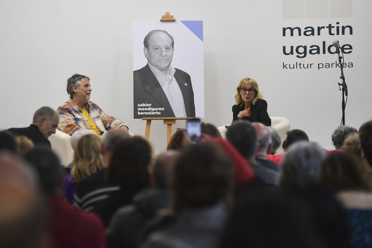 Xabier Mendiguren Bereziarturi omenaldia. Irudian, Paul Bilbao eta Pilar Kaltzada Kontseiluko langile ohiak.