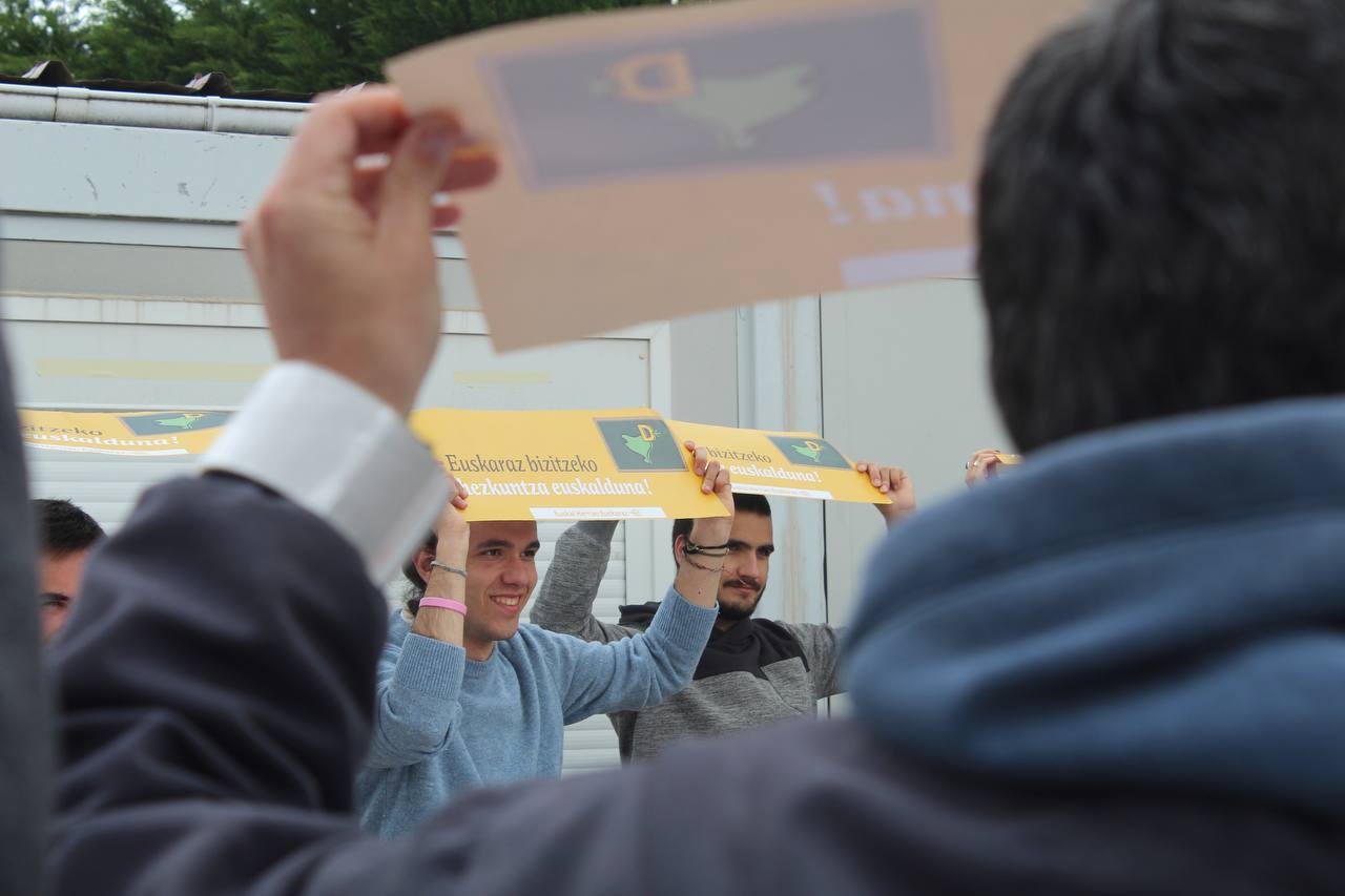 Mosaiko batekin bukatu zuten ekitaldia. (EHE)