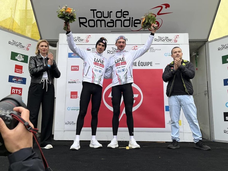 Juan Ayuso y Brandon McNulty, en el podio de Romandía tras lograr el liderato y la victoria de etapa.