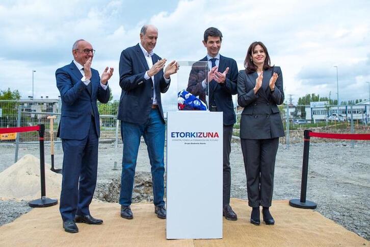 Ramiro González, Josean Kerejeta, Alfonso Fernández de Trocóniz y Maider Etxebarria en la puesta de la primera piedra de «Etorkizuna».