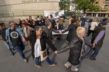 Epaiketa hau irudikatu dute EHEko kideek, Donostiako Entzutegiaren aurrean.